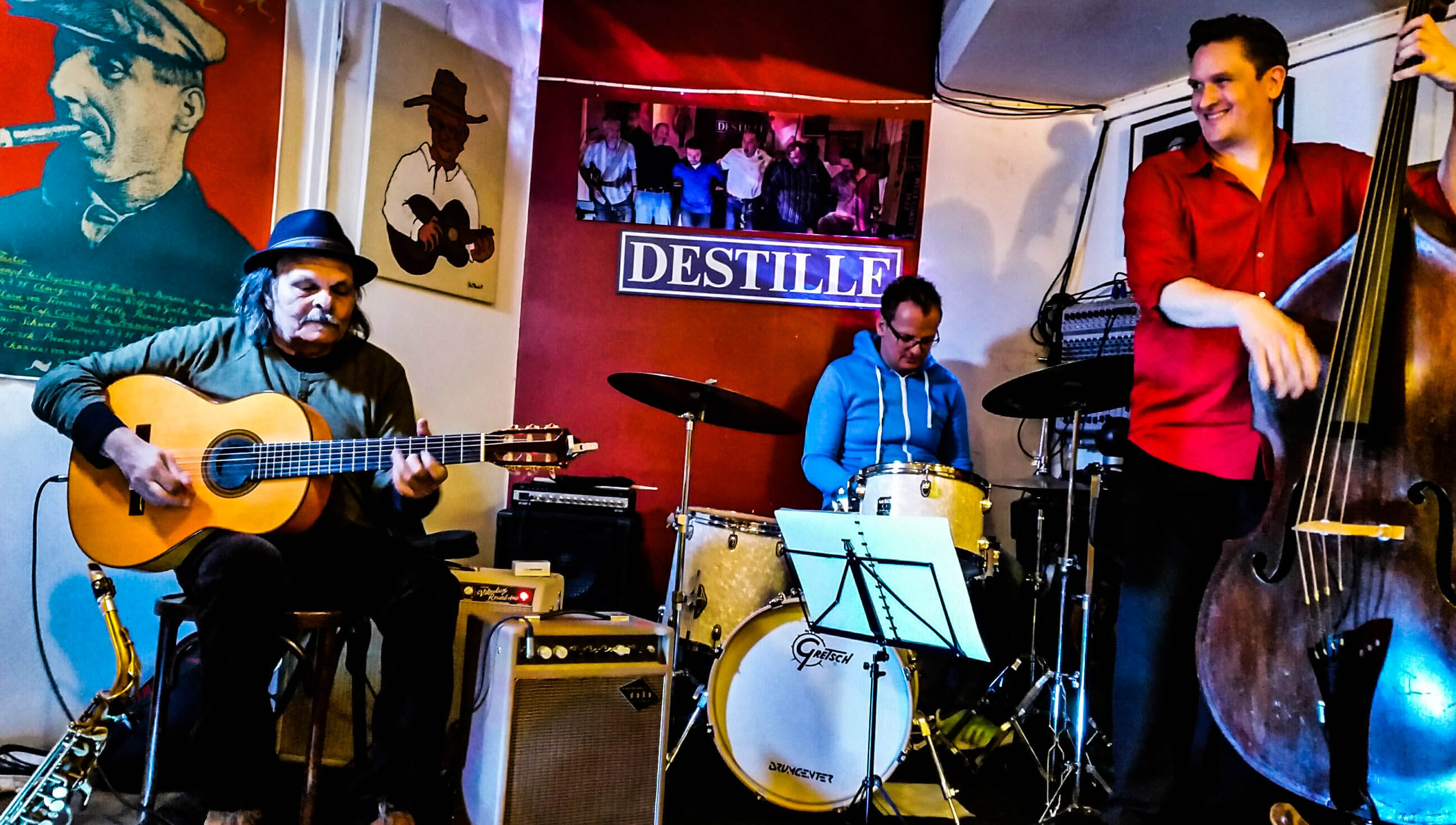 Dusseldorf, Germany, live music by the Meerstein Express at Destille Pub.